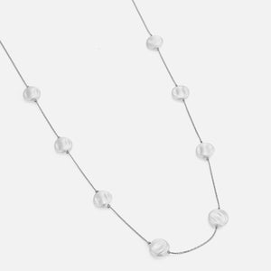 Long necklace with flat pearls