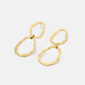 Oorstekers gevormde ringen goud