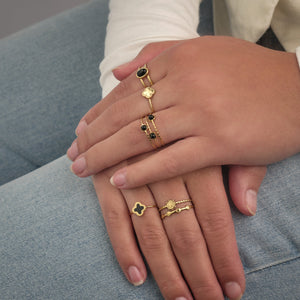 Ring three gems black goud