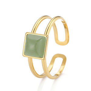 Ring vierkante groene steen goud